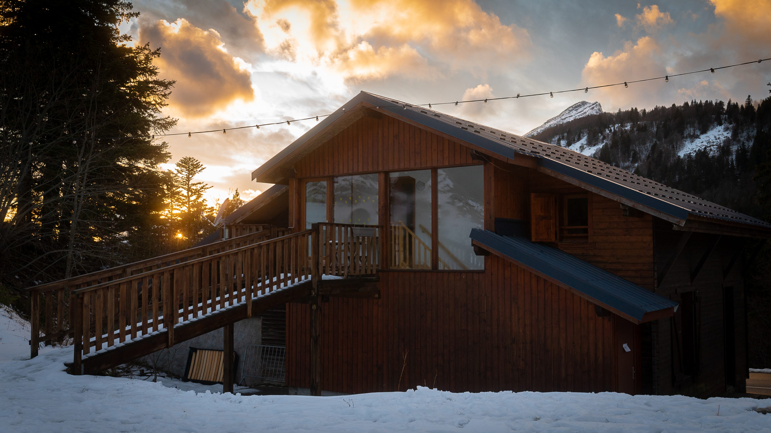 Chalet sous le coucher du soleil du Col de Porte