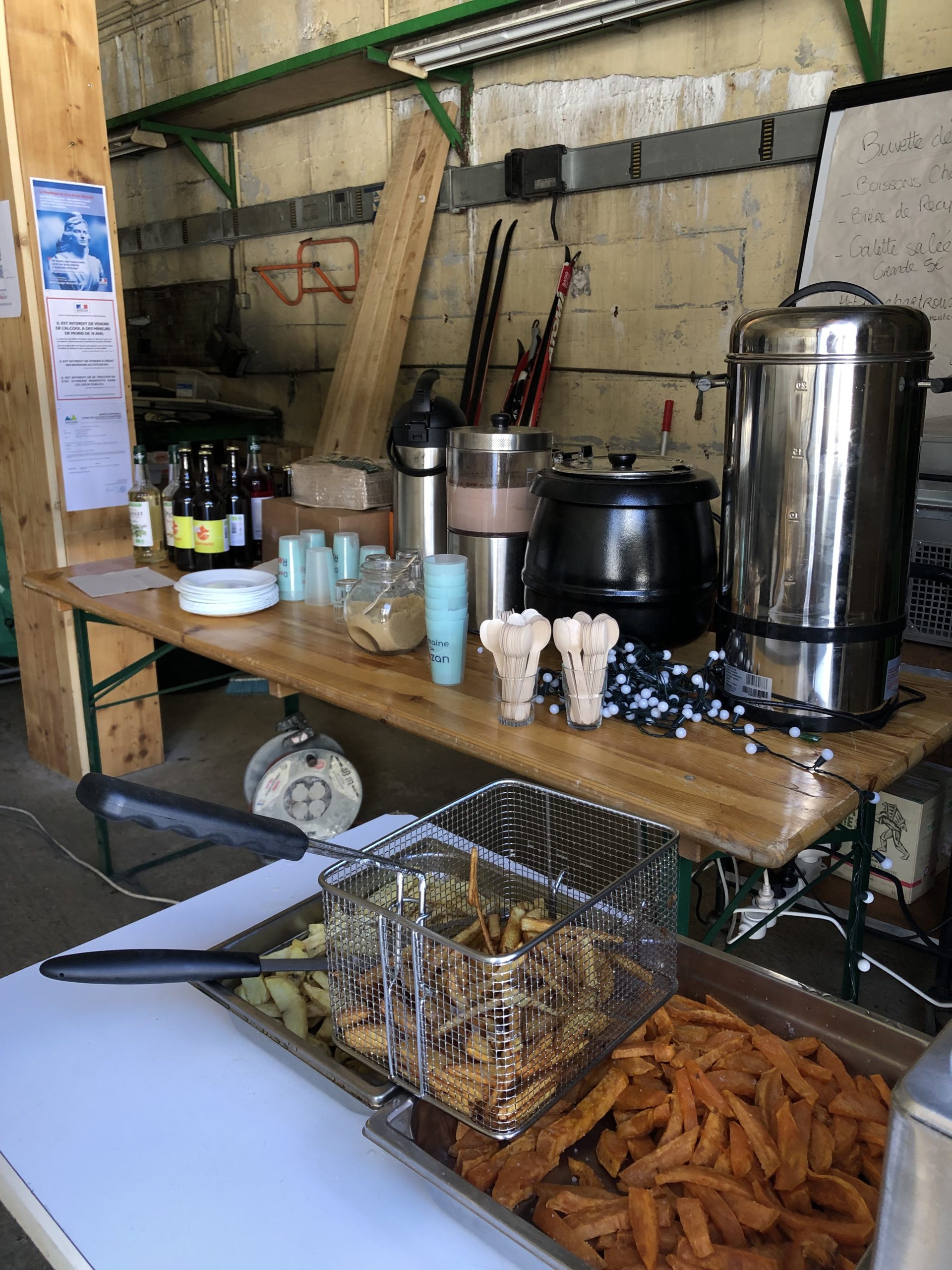 frites et boisson chaudes/fraîches de la buvette du domaine