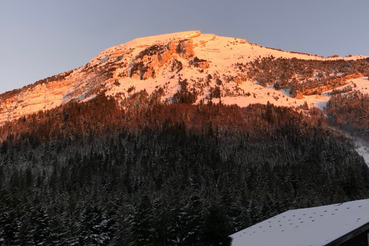 coucher de soleil sur le sommet de chamechaude
