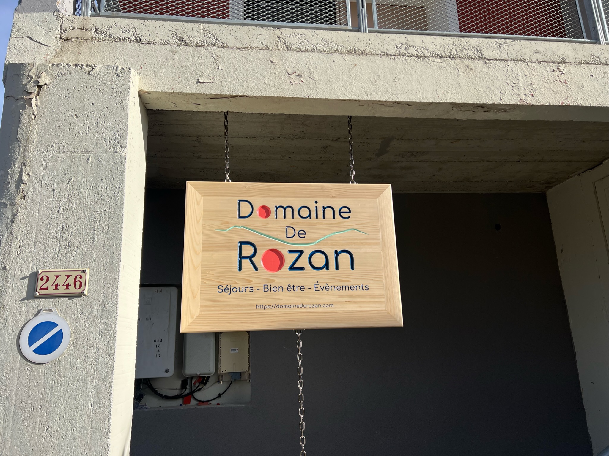 Panneau signalétique en bois d'épicea<br />
