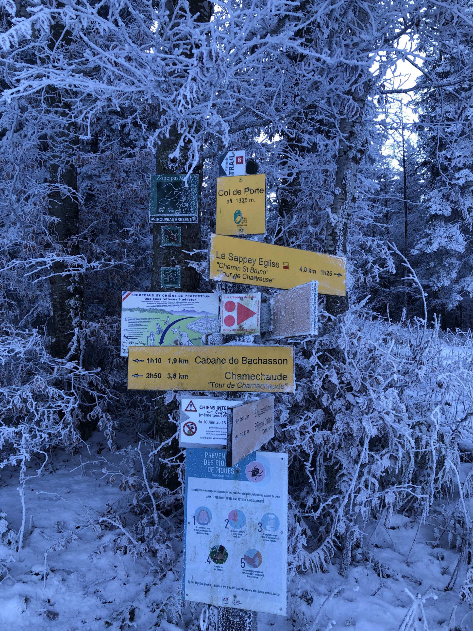 Panneau des sentiers de randonnées Col de Porte