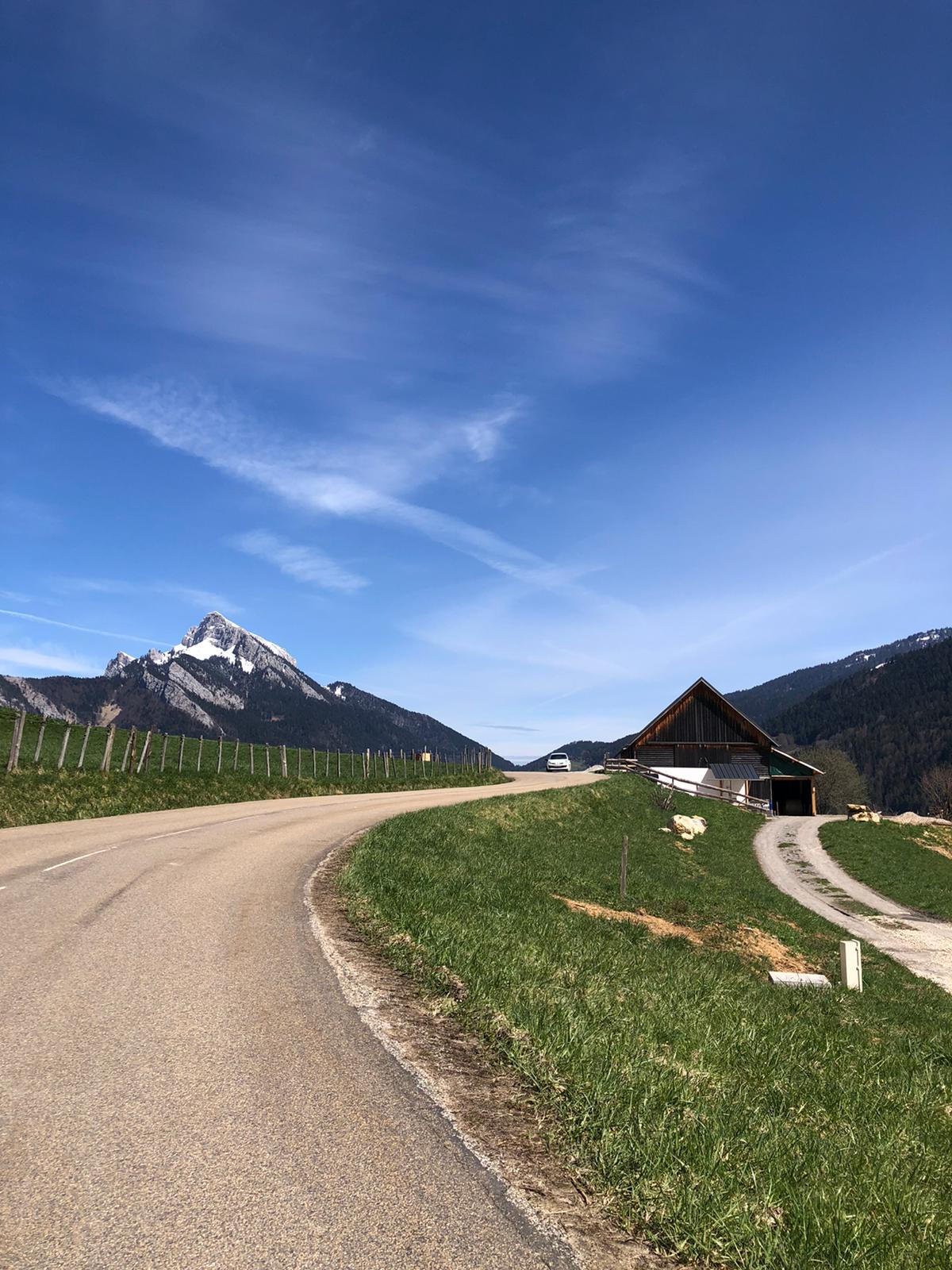 La ferme des Petites Cornes et au fond le Grand Som
