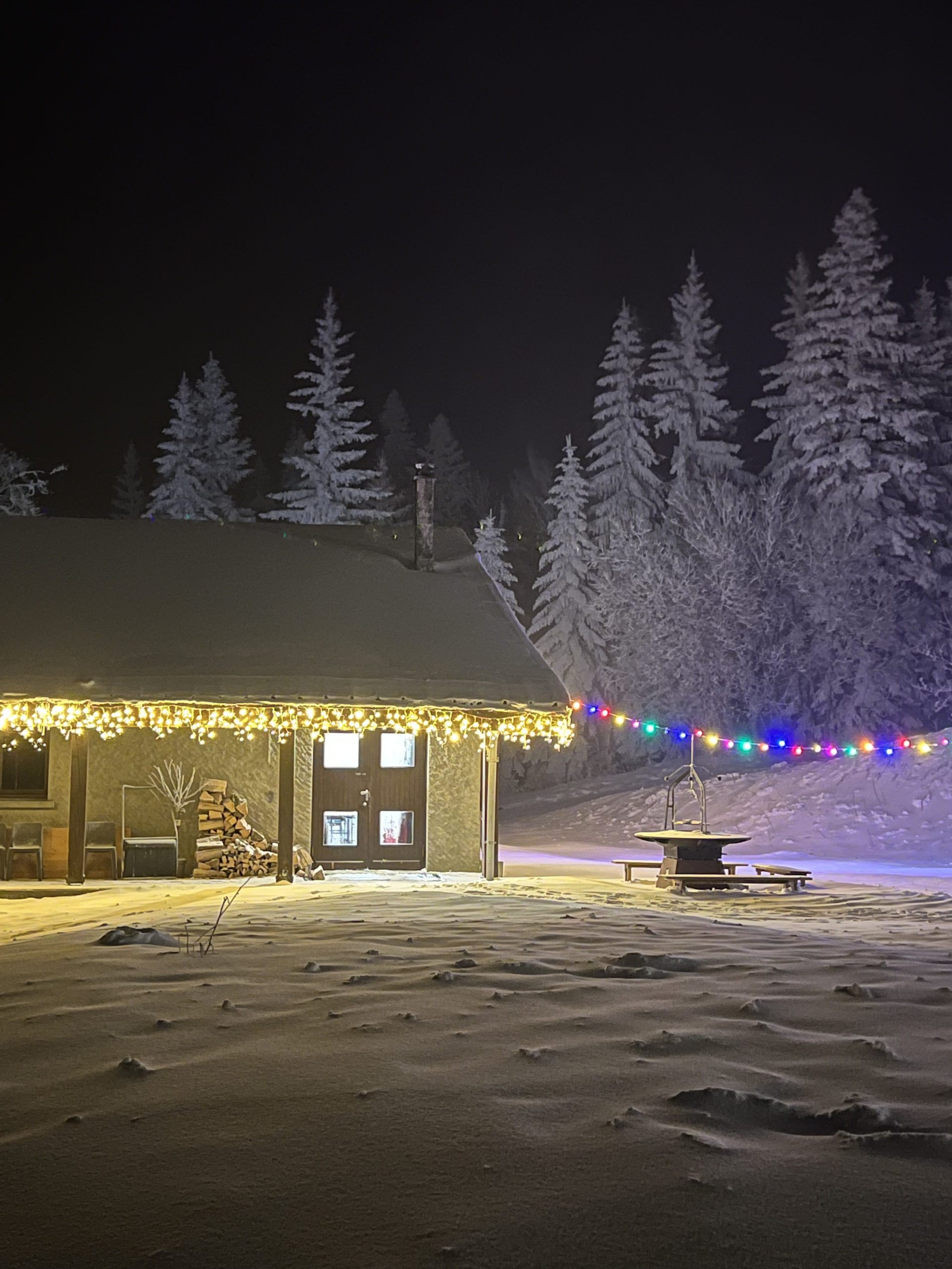 La salle du Domaine de Rozan en soirée hivernale