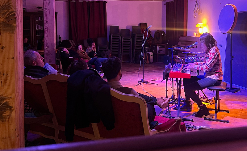 Ezila en concert guinguette : chansons sauvages et improvisations