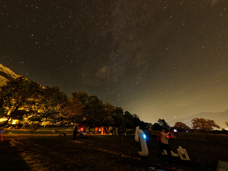 Observation des étoiles dans le ciel 