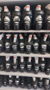 Chaussures de ski, pour petits et grands à l'Atelier de Chamechaude.