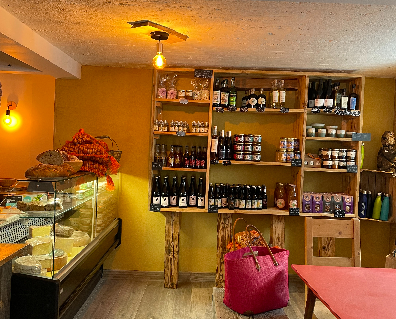 Boutique de produits locaux au chalet jaune