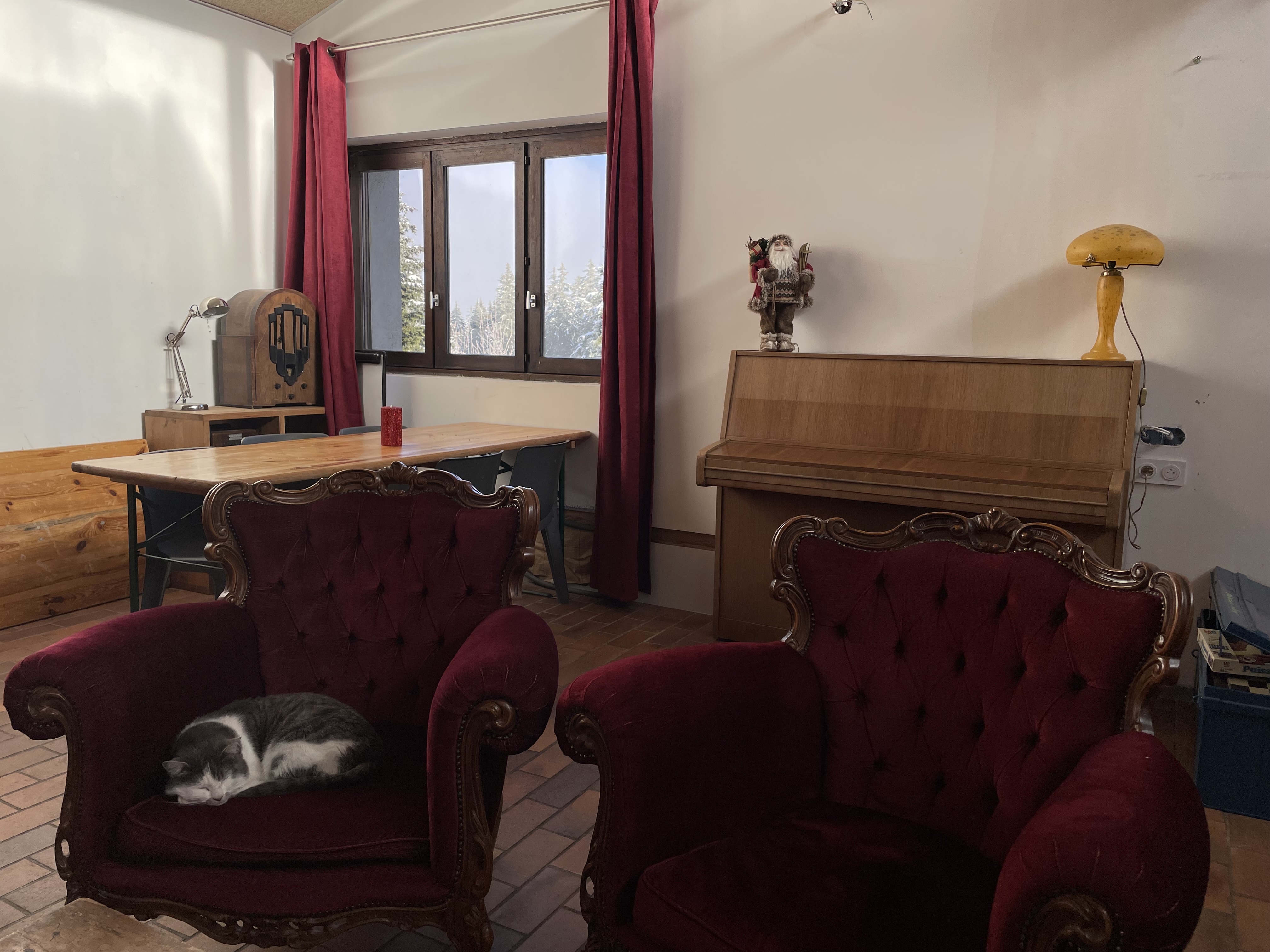 Intérieur de la salle de réception et ses canapés