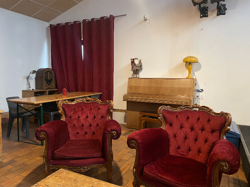 Les fauteuils vintage de la salle de Rozan