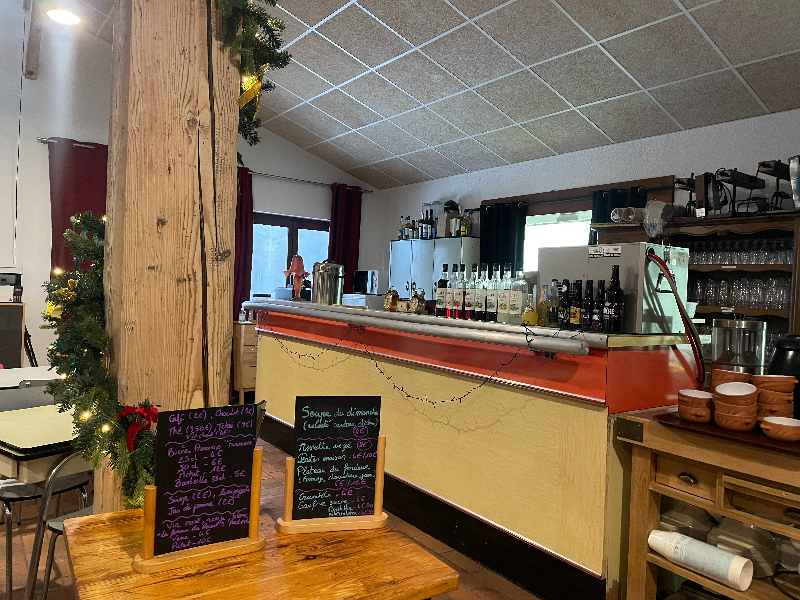 Tout est prévu dans la salle pour vous faciliter l'organisation de mariage, de fête ou d'anniversaire. Bar de Rozan, dans la salle de réception