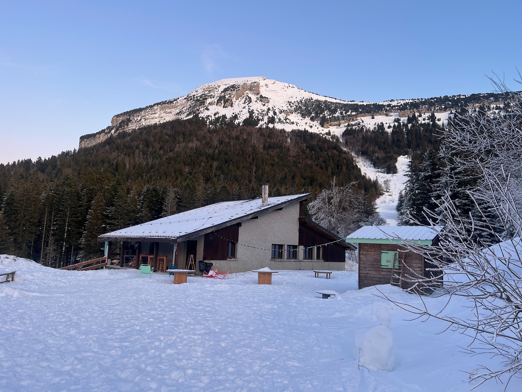 Domaine de Rozan et vue sur Chamechaude 