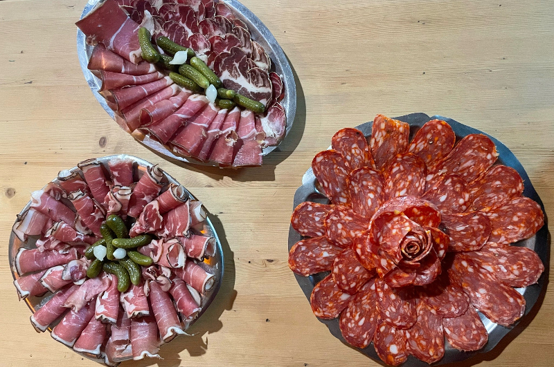 Charcuterie-raclette Spécialité culinaire : raclette et charcuterie