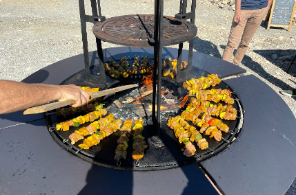 Brochettes au braséro Les fromages de la ferme. Photo de la page Internet Mimosa de la Ferme