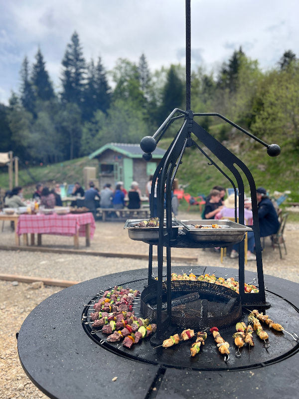 Repas en extérieur avec braséro 